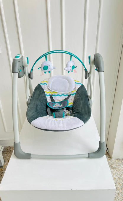 SILLA MECEDORA ELECTRICA PARA BEBÉ CON JUGUETES COLGANTES