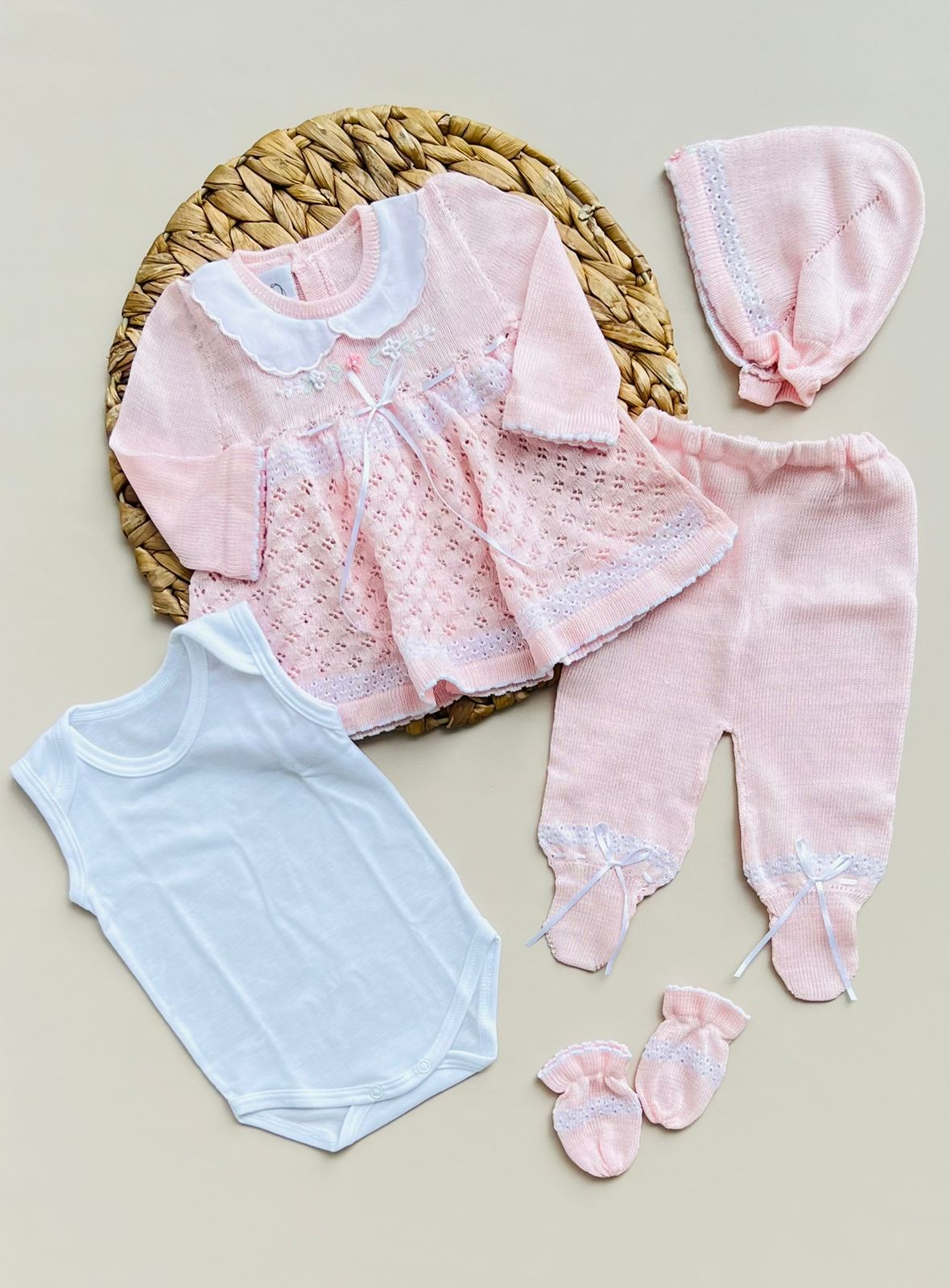 SET TEJIDO PREMIUM PARA RECIÉN NACIDA – DULZURA, ELEGANCIA Y DETALLES QUE ENAMORAN