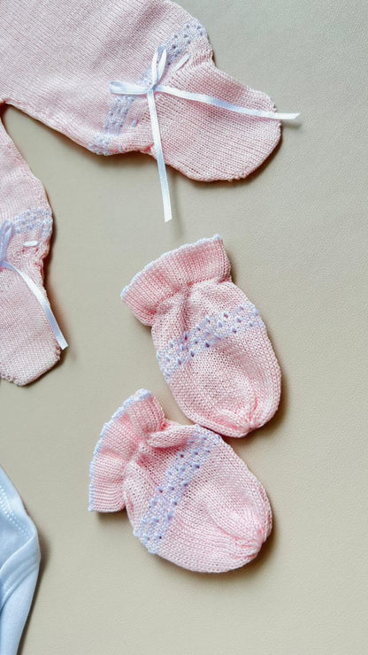 SET TEJIDO PREMIUM PARA RECIÉN NACIDA – DULZURA, ELEGANCIA Y DETALLES QUE ENAMORAN