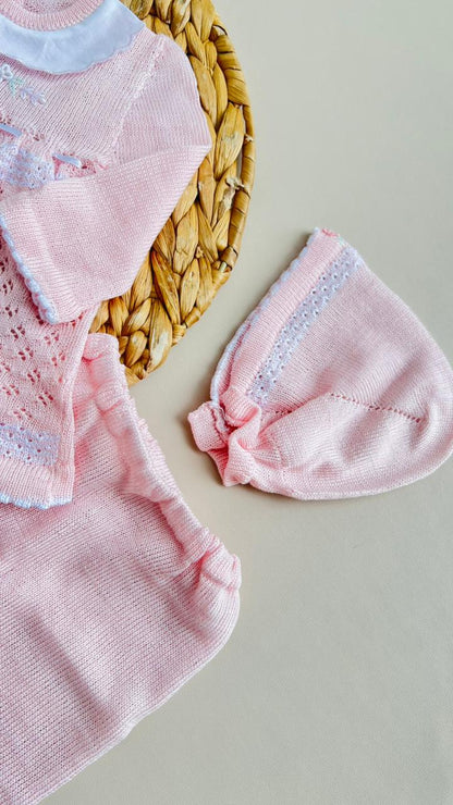 SET TEJIDO PREMIUM PARA RECIÉN NACIDA – DULZURA, ELEGANCIA Y DETALLES QUE ENAMORAN