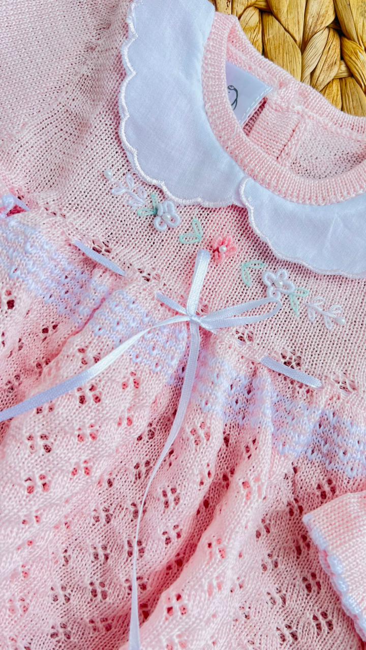SET TEJIDO PREMIUM PARA RECIÉN NACIDA – DULZURA, ELEGANCIA Y DETALLES QUE ENAMORAN