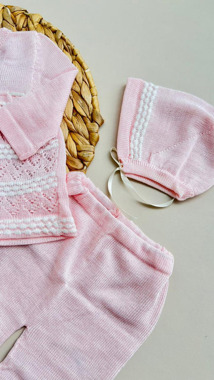 SET TEJIDO PREMIUM PARA RECIÉN NACIDA  – SUAVIDAD, ESTILO Y DETALLES QUE ENAMORAN