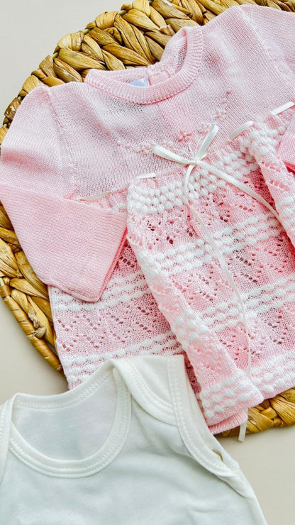 SET TEJIDO PREMIUM PARA RECIÉN NACIDA  – SUAVIDAD, ESTILO Y DETALLES QUE ENAMORAN