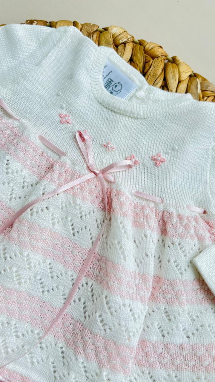 SET TEJIDO PREMIUM PARA RECIÉN NACIDA – CLÁSICO, DELICADO Y LLENO DE AMOR