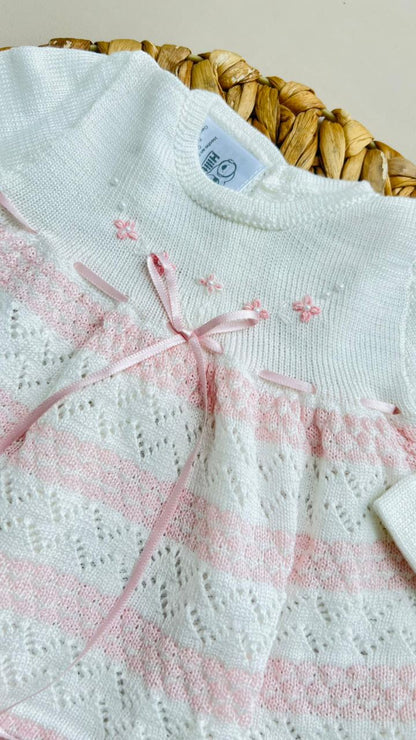 SET TEJIDO PREMIUM PARA RECIÉN NACIDA – CLÁSICO, DELICADO Y LLENO DE AMOR
