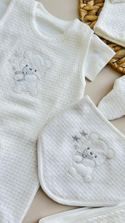 SET COMPLETO PREMIUM PARA RECIÉN NACIDO – PUREZA, SUAVIDAD Y ELEGANCIA DESDE EL PRIMER DÍA