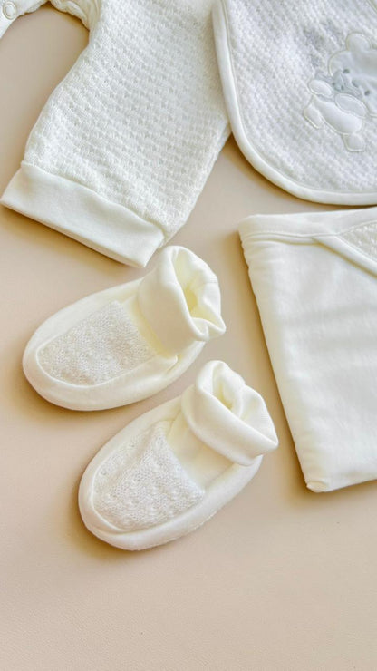 SET COMPLETO PREMIUM PARA RECIÉN NACIDO – PUREZA, SUAVIDAD Y ELEGANCIA DESDE EL PRIMER DÍA