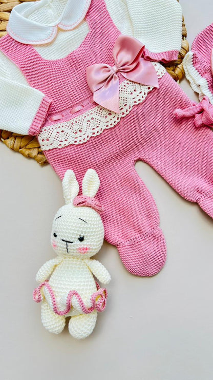 SET PRIMERA PUESTA TEJIDO ARTESANAL - DULZURA ROSA CON ENCAJE Y LAZO DE LUJO
