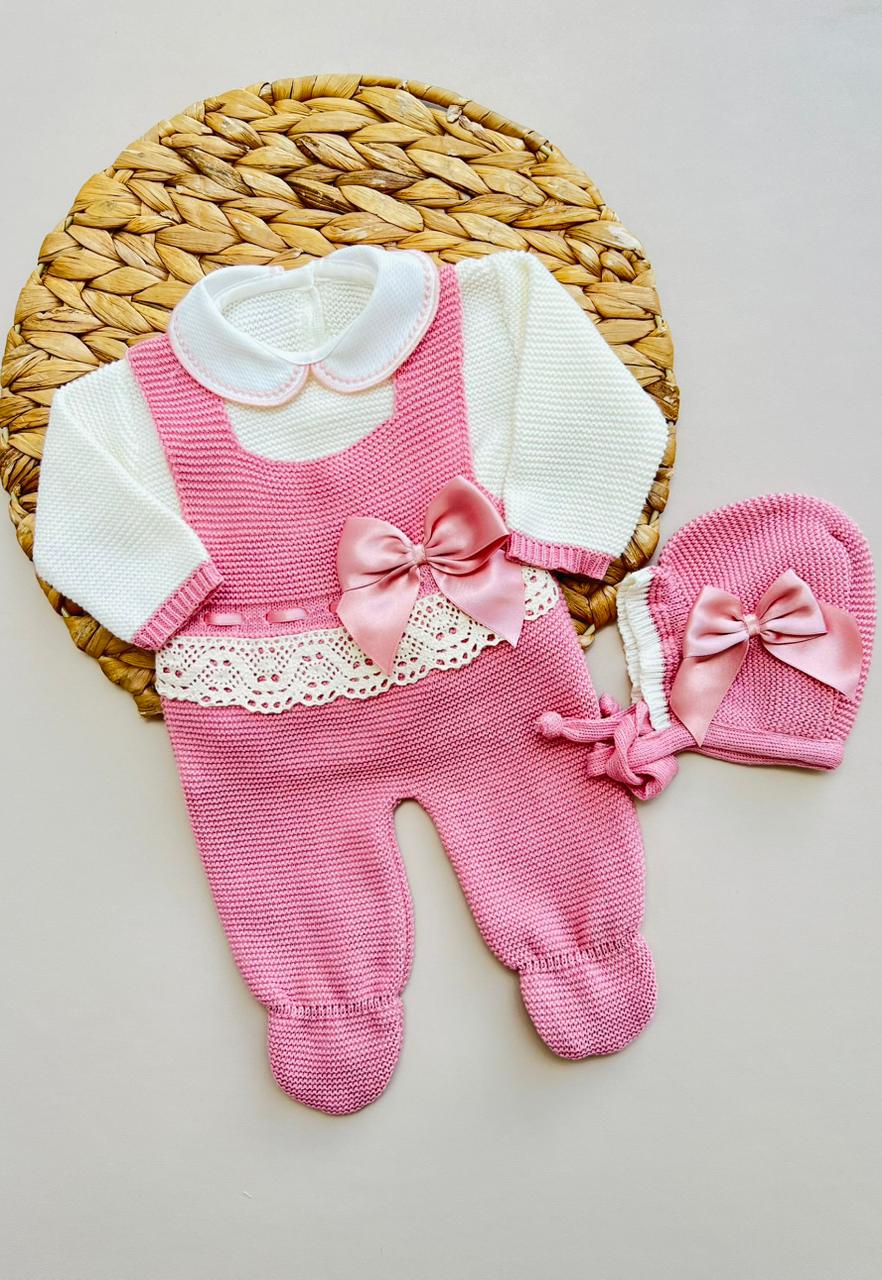 SET PRIMERA PUESTA TEJIDO ARTESANAL - ENCANTO CLÁSICO ROSA CON LAZO SATINADO