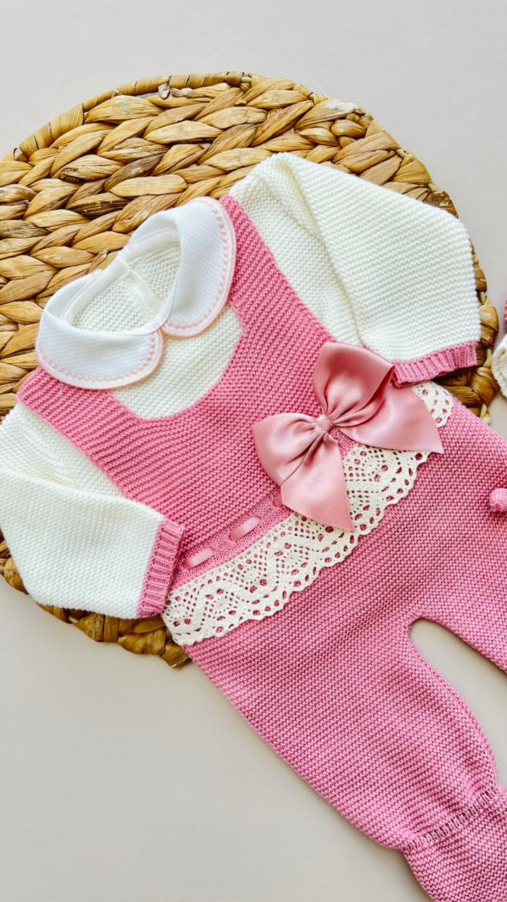 SET PRIMERA PUESTA TEJIDO ARTESANAL - ENCANTO CLÁSICO ROSA CON LAZO SATINADO