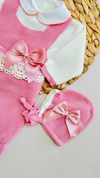 SET PRIMERA PUESTA TEJIDO ARTESANAL - ENCANTO CLÁSICO ROSA CON LAZO SATINADO