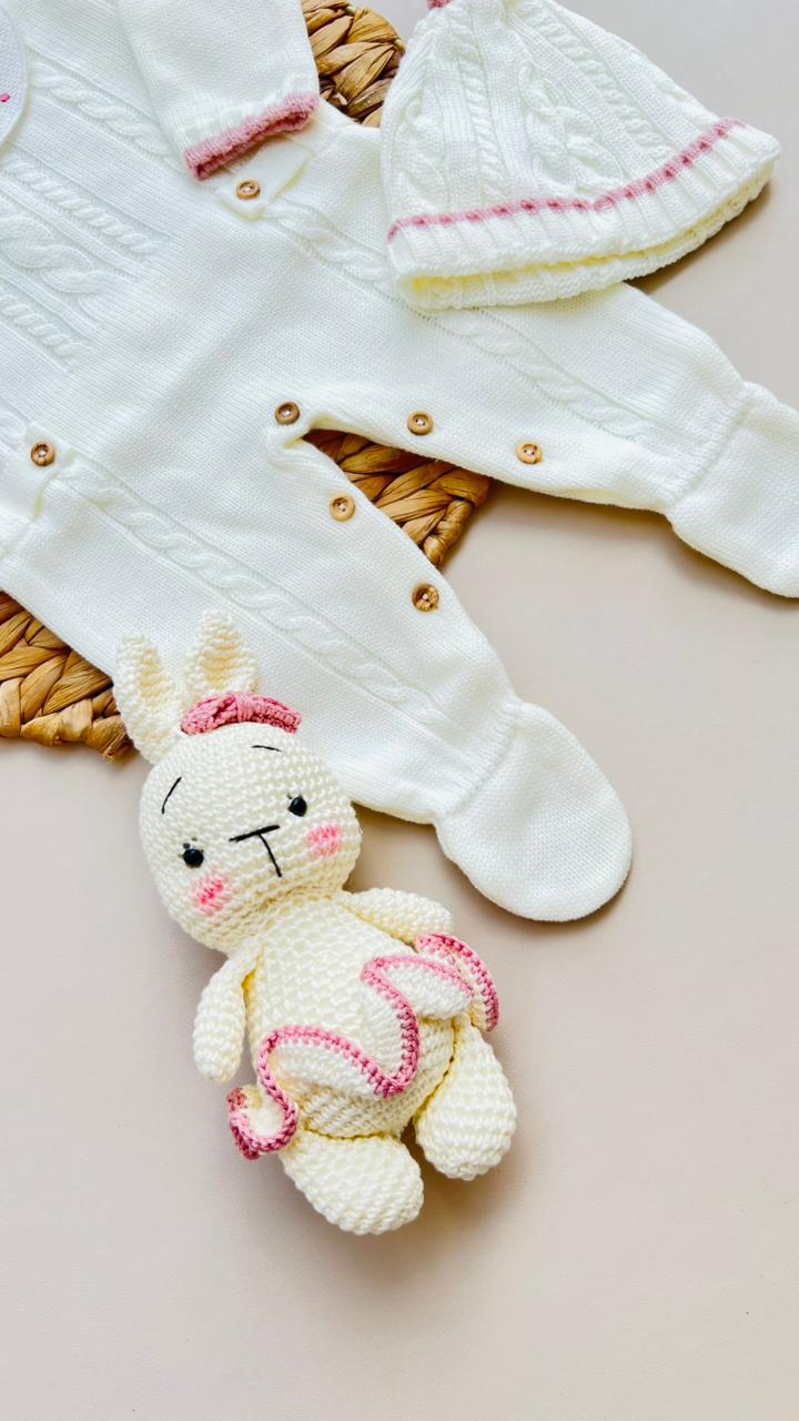 SET DE PRIMERA PUESTA TEJIDO ARTESANAL DE LUJO - CLÁSICO MARFIL CON DETALLES ROSA EMPOLVADO