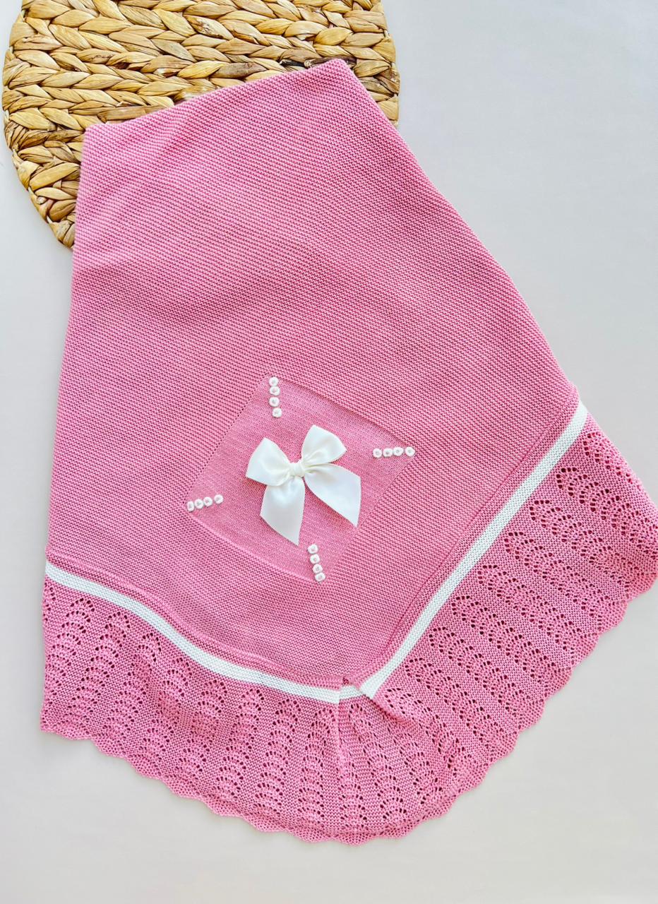 COBIJA TEJIDA ARTESANAL - ELEGANCIA ROSA EMPOLVADO CON DETALLES EN MARFIL