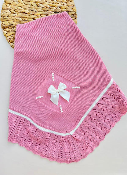 COBIJA TEJIDA ARTESANAL - ELEGANCIA ROSA EMPOLVADO CON DETALLES EN MARFIL
