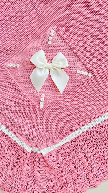 COBIJA TEJIDA ARTESANAL - ELEGANCIA ROSA EMPOLVADO CON DETALLES EN MARFIL