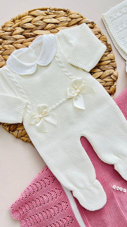 SET PRIMERA PUESTA TEJIDO ARTESANAL - EDICION ROSA & MARFIL CON DETALLES DE ALTA COSTURA