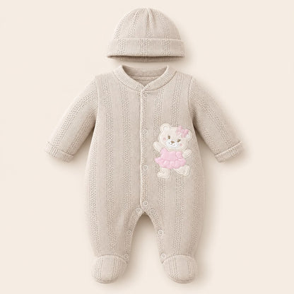 ⚪Enterizo Pijama Bebé Niña Osita Bailarina Beige con Gorrito – Set 2 Piezas