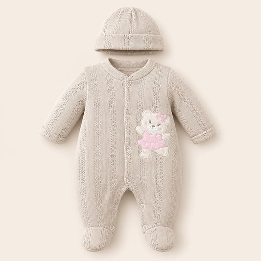 ⚪Enterizo Pijama Bebé Niña Osita Bailarina Beige con Gorrito – Set 2 Piezas