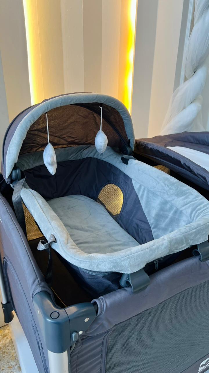 Corral Dubai Coolbaby 5 en 1 con Cambiador, Moisés y Mecedora — Gris