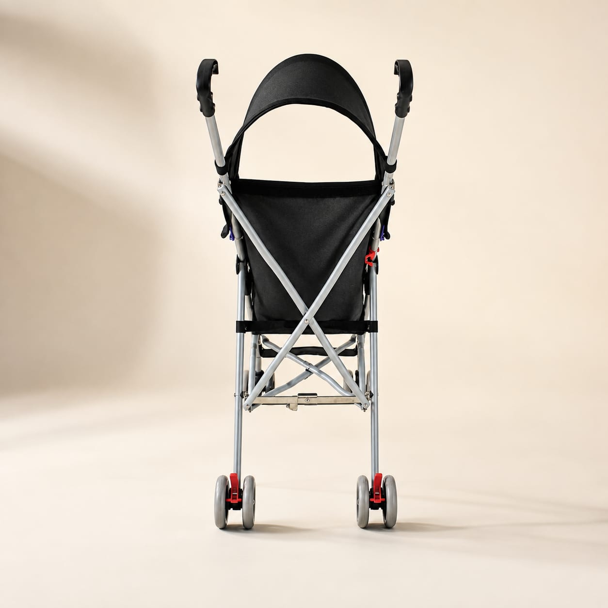 Coche paragüero Blum negro – vista lateral con capota solar desplegada