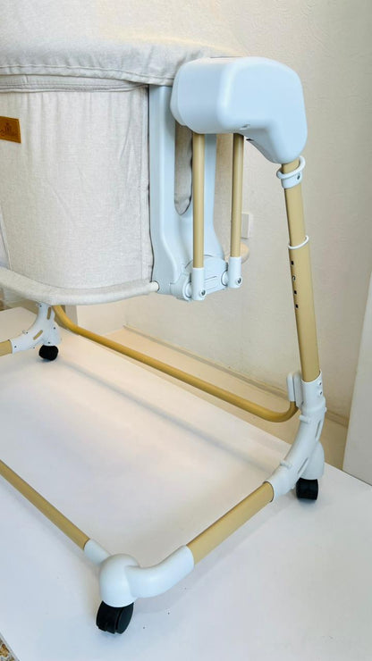 Capota tipo domo del colecho Castillito con estructura arqueada y colgante decorativo de hoja blanca