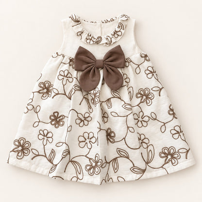 Bebé usando vestido marfil con flores café, cuello con volante y moño