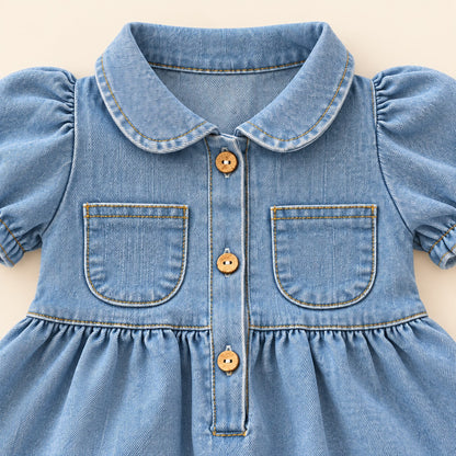 Detalle de manga abullonada con terminación elástica en vestido azul claro para bebé