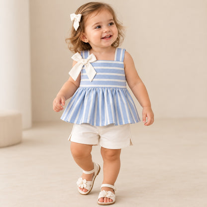 Niña usando conjunto de dos piezas azul cielo y blanco visto desde atrás
