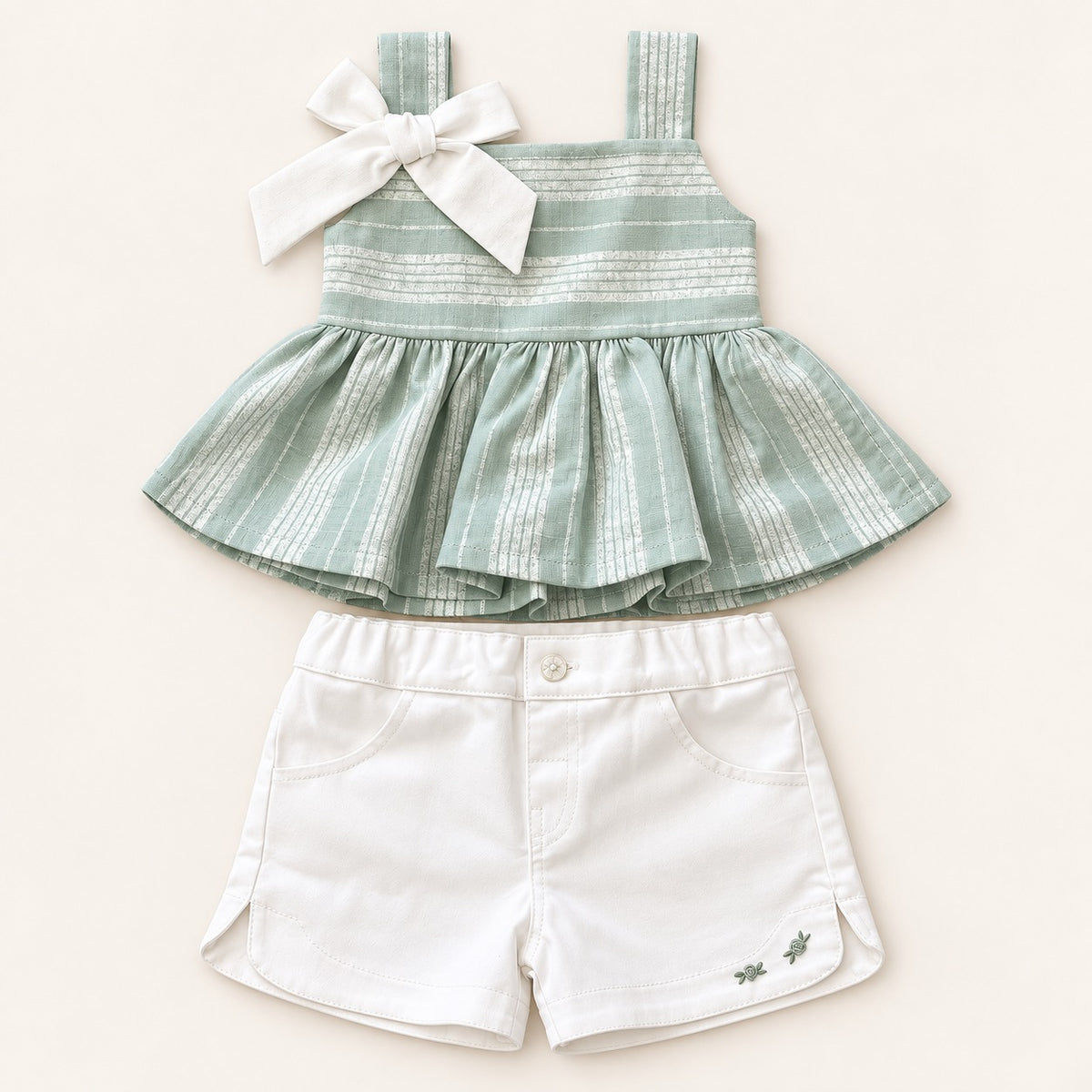 Conjunto infantil verde salvia con blusa de rayas, moño blanco y short con bolsillos