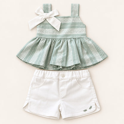 Conjunto infantil verde salvia con blusa de rayas, moño blanco y short con bolsillos