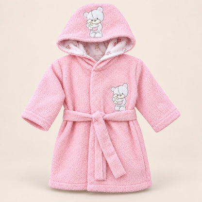 Bebé usando bata de baño rosada con capucha y cinturón