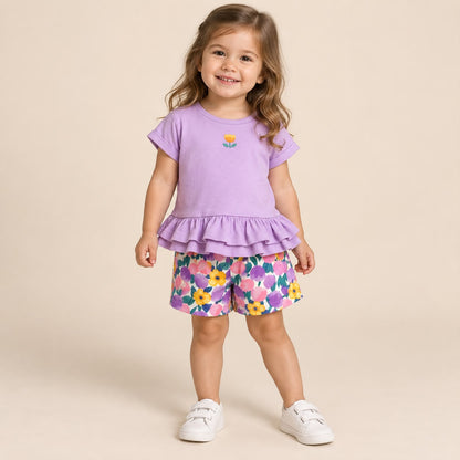 Niña usando conjunto lila con blusa de volantes y short floral