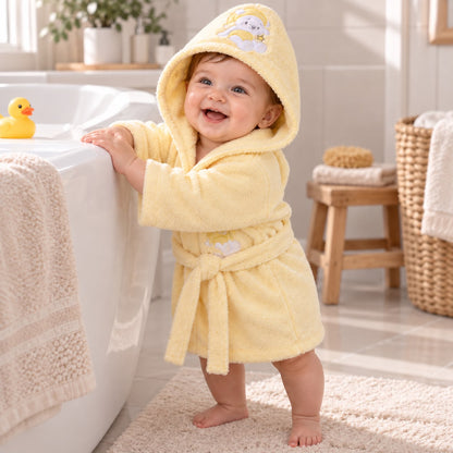 Bebé usando bata de baño amarilla con capucha y bordado de osito