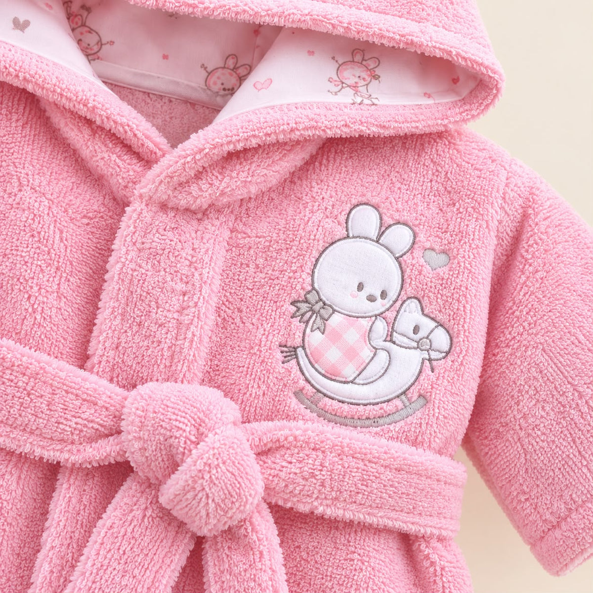 Bata de baño rosada para bebé con capucha de conejita y caballito mecedor y cinturón