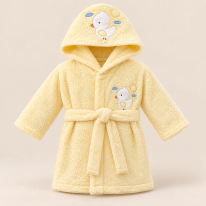 Bebé usando bata amarilla con capucha y aplique de patito después del baño
