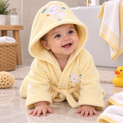 Bebé usando bata de baño amarilla con capucha de patito y cinturón