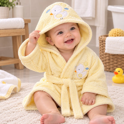 Detalle de aplique de patito con nubes y sol en bata de baño amarilla para bebé