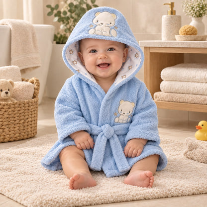 Detalle de aplique de osito en bata de baño azul claro para bebé con capucha