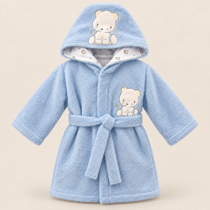 Bebé usando bata de baño azul claro con capucha de osito después del baño