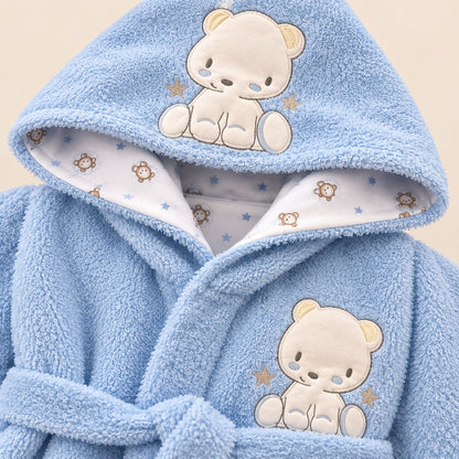 Bebé usando bata azul claro con capucha, mangas largas y cinturón