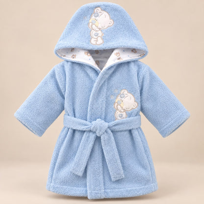 Bebé con bata de baño azul con capucha e interior estampado