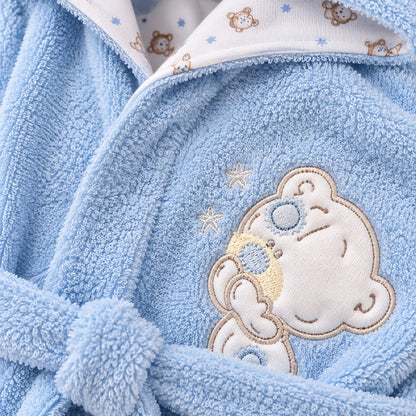 Bebé con bata de baño azul, capucha y osito bordado