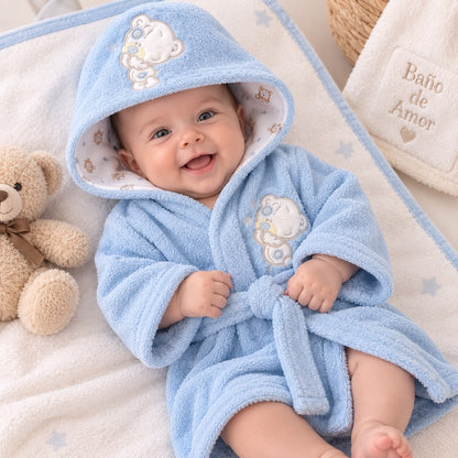 Detalle de textura tipo toalla y osito bordado en bata azul para bebé