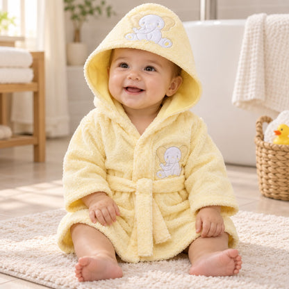Bebé usando bata amarilla con capucha, mangas largas y cinturón