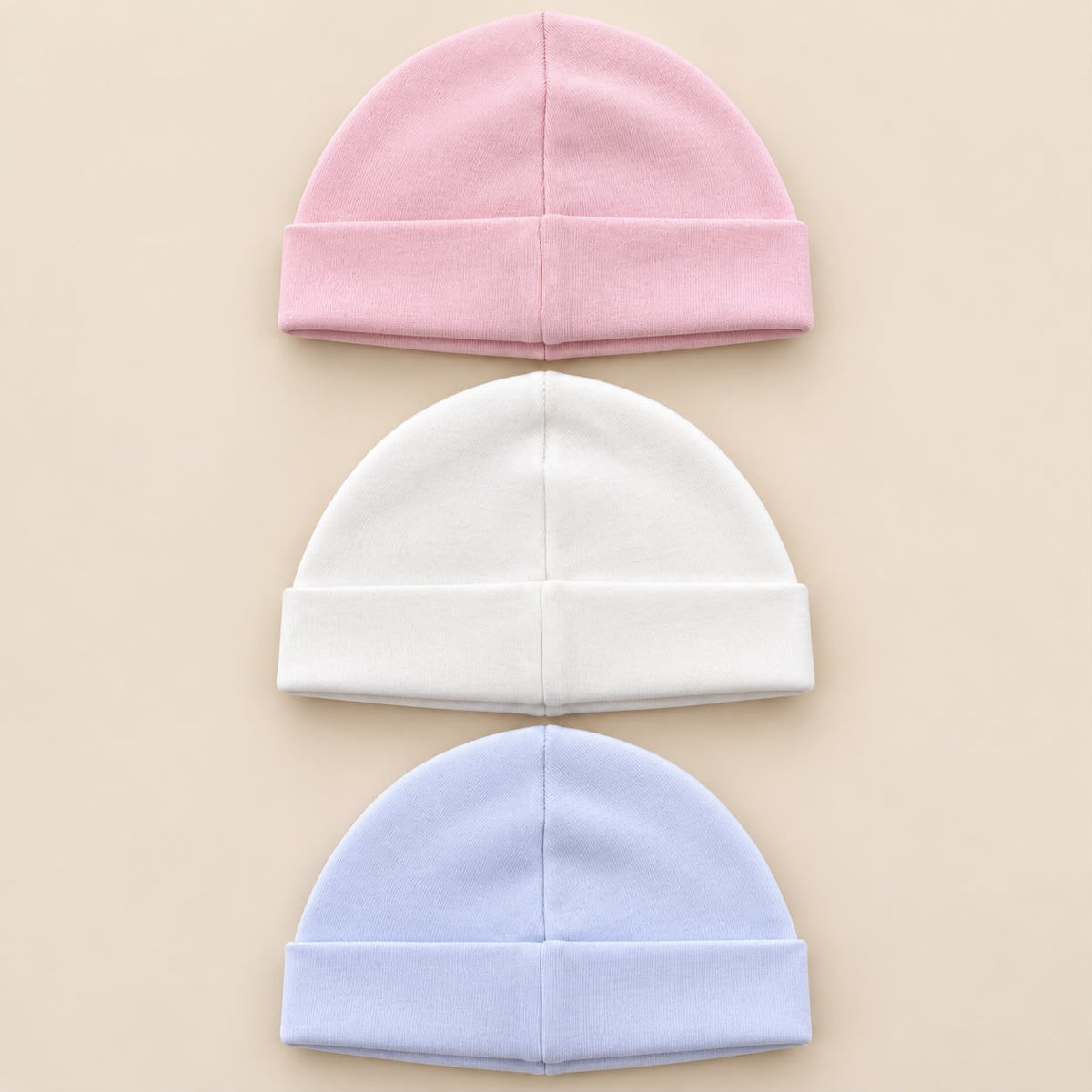 Bebé usando gorro rosado de set de tres gorros para bebé