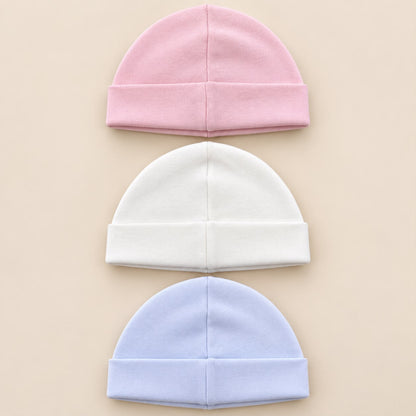 Bebé usando gorro rosado de set de tres gorros para bebé