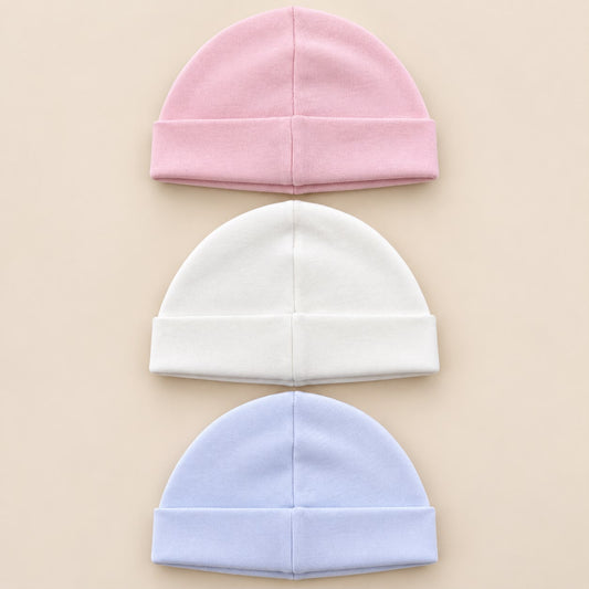 Bebé usando gorro rosado de set de tres gorros para bebé