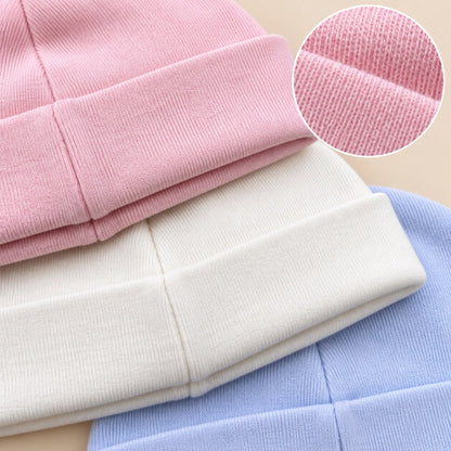 Set de tres gorros para bebé en colores rosado, blanco y azul claro
