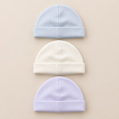 Set Bebé Feliz de tres gorros para bebé en rosado, blanco y azul claro