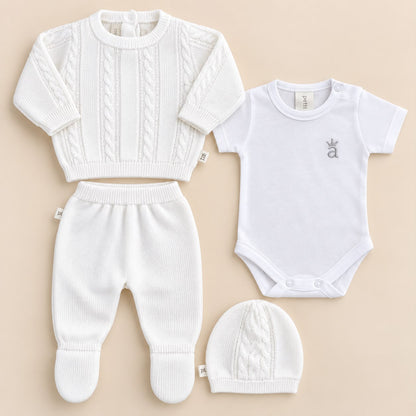 Cuatro piezas del conjunto tejido blanco para bebé extendidas: suéter, pantalón, body y gorro